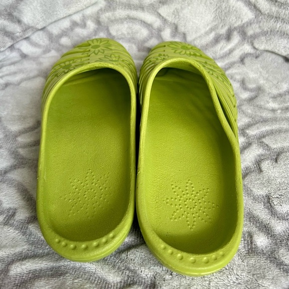 Midwest Quality Gloves Garden Clogs – Green Daisy Cutout – Size 7 - Picture 2 of 4